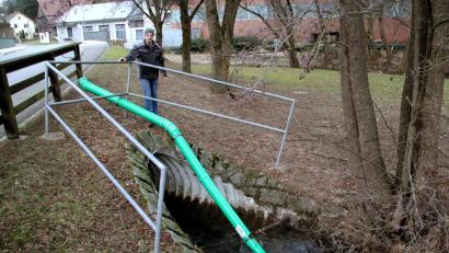 Bild: boj
Über diese fest installierten Rohre der neuen Wasserentnahmestelle können in Vakuumgüllefässern sehr schnell große Mengen Wasser aufgenommen und an die Einsatzstelle gebracht werden. Die Idee, die Entnahmestelle an dieser Brücke zu installieren, hatte Thomas Pirzer, der diese auch gleich selbst in die Praxis umsetzte.