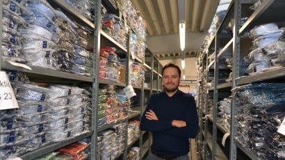 Bild: rti
Hatico-Geschäftsführer Joseph Reiter blickt positiv in die Zukunft. Im Lager in Tirschenreuth liegen über 150.000 Hemden.