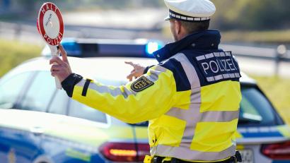 Symbolbild: Uwe Anspach/dpa
Bei allgemeinen Verkehrskontrollen ist der Polizei in Hartmannshof ein 40-Jähriger aufgefallen, der ohne Fahrerlaubnis einen Kleintransporter lenkte.