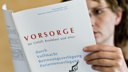 Symbolbild: picture alliance/dpa/Patrick Pleul
Am Anfang steht die Information: Was genau regeln Patientenverfügung und Vorsorgevollmacht?