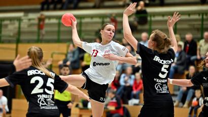 Archivbild: Hubert Ziegler
Anna Last (Mitte) vom HC Sulzbach-Rosenberg wirft aus dem Rückraum. Im Heimspiel gegen die HSG Nabburg-Schwarzenfeld wollen die Sulzbacherinnen zwei Punkte einfahren.