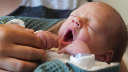 Symbolbild: Marcus Brandt/dpa
Der Moment, wenn ein Baby nach der Geburt zum ersten Mal seine Umgebung oder die Eltern wahrnimmt (und auch mal müde gähnt), bedeutet für die frühere St.-Anna-Krankenhaus-Hebamme Elisabeth Jamison immer ein großes Glücksgefühl.