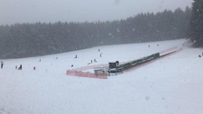 Archivbild: Christian Gareis
Erinnerung an frühere Zeiten, als der Skilift noch in Wollau steht. Inzwischen wird der Hang zum Schlitten fahren genutzt.