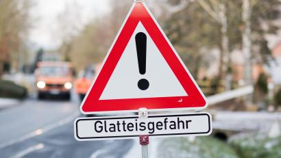 Symbolbild: Julian Stratenschulte/dpa
In den Abendstunden könnte es aufgrund von regen spiegelglatt werden.