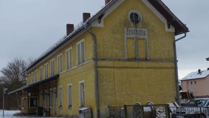 Bild: Houschka
Im Jahr 1859 eingeweiht und seit Jahrzehnten ein Objekt, das immer mehr verfällt: Der Bahnhof Freihöls an der Strecke Amberg-Schwandorf hat seit wenigen Wochen eine neue Besitzerin, die das Obejkt sanieren und Wohnungen entstehen lassen will. Eineinhalb bis zwei Jahre wird das dauern.