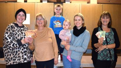 Bild: no
Der Frauenbund spendet an den Kindergarten-Förderverein: (von links) Bianca Zauner, Monika Gleißner, Katharina Forster mit ihren Kindern Theo und Fenja sowie Inge Eichenseer.
