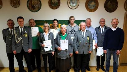 Bild: tra
Schützenmeister Heiner Graf und Zweiter Schützenmeister Marco Maier (von links) gratulierten den Geehrten John Neal, Brigitte Graf, Anita Holliday, Emma Riedl, Finn Holliday, Klaus Günther, Markus Dollacker und Wolfgang Reichert, Bürgermeister Hans Ram (rechts) lobt die Verreinsarbeit.