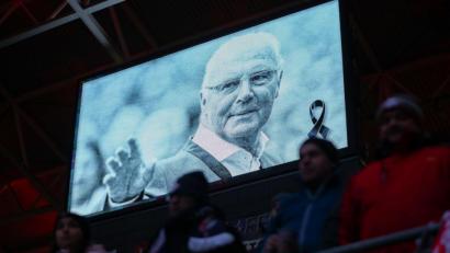 Bild: Jan Woitas/dpa
Vor den Spielen gab es in Gedenken an Franz Beckenbauer eine Schweigeminute.