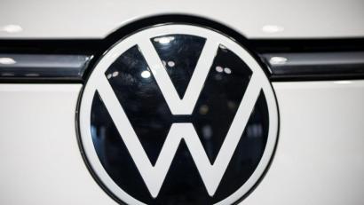 Bild: Michael Kappeler/dpa
ChatGPT soll vom zweiten Quartal an in mehrere VW-Serienfahrzeuge kommen.