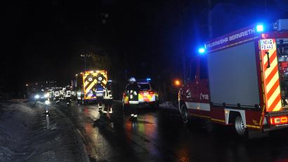 Bild: dob
Rettungskräfte eilen herbei, nachdem eine junge Autofahrerin in einem Waldstück zwischen Waldthurn und Neuenhammer ins Schleudern geraten und von der Fahrbahn abgekommen war.