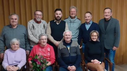 Bild: dip
Karl Schmidberger (Vorne, Zweiter von rechts) führt künftig die AG SPD60plus, während Margarete Rieger (vorne, Zweite von links) seine Stellvertreterin ist. Heribert Schubert (stehend, rechts) ist neuer Schriftführer.