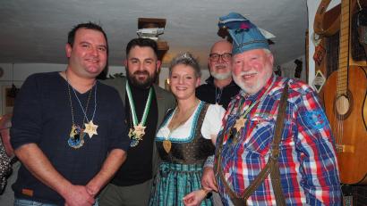 Bild: krb
Neustadt hat wieder den traditionellen Zoiglorden verliehen. Zoiglprinz Bernhard (rechts) verlieh zusammen mit seiner Zoiglprinzessin Evi die ersten Orden an Jürgen Trescher (links), Bürgermeister Sebastian Dippold (Zweiter von links) sowie Zoiglwirt Gerald Wickl (Zweiter von rechts).