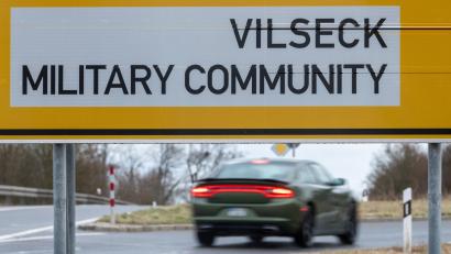 Bild: Armin Weigel
Der Fall dürfte auch in der „Vilseck Military Community“ für Aufsehen gesorgt haben und auch weiter sorgen. Demnächst soll ein Prozess gegen einen US-Soldaten beginnen, der seinen Sohn getötet haben soll. Das Kind hatte auch die deutsche Staatsbürgerschaft, die Tag geschah in einer zivilen Wohnung in der Region.