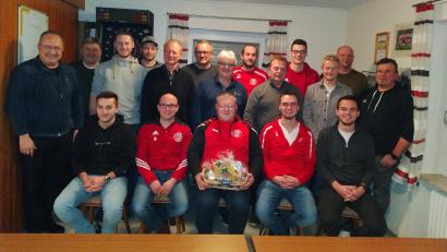 Bild: rfi
Die neue Führung der Abteilung Fußball mit dem scheidenden Abteilungsleiter Sven Stock (sitzend, von links): Lucas Nößner, Thomas Hauer, Sven Stock, Stefan Dobmeier und Jonas Dobmeier.