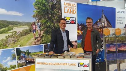 Bild: Christine Riel, Landkreis Neumarkt/exb
Der Tourismus-Chef des Landkreises Amberg-Sulzbach, Hubert Zaremba, und Jonathan Danigel (rechts) werben auf der CMT in Stuttgart für das Amberg-Sulzbacher Land als Urlaubsregion.