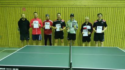 Bild: ATSV Tirschenreuth/exb
Vorsitzender Christoph Sporrer (von links) gratulierte Thorsten Ziegler und Simon Seitz (Stadtmeister im Doppel), Tobias Kollarik (Zweiter im Einzel), Benjamin Fiedler (Stadtmeister im Einzel), Robert Wameser (Dritter im Einzel und zweiter Platz Doppel) und Sebastian Richt (Zweiter im Doppel) zu ihren Erfolgen.
