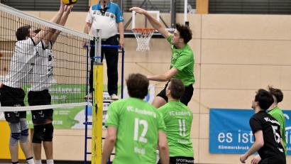Bild: Hubert Ziegler
Johannes Helm vom VC Amberg befördert den Ball mit einem kräftigen Schmetterschlag über das Netz: Der VC DJK Amberg bekommt es am Wochenende mit dem TSV Friedberg und VCO München zu tun.
