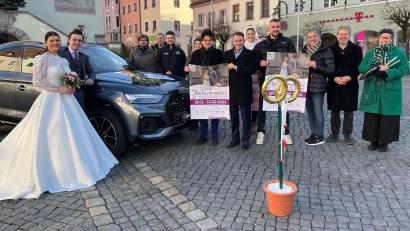 Bild: Gabi Schönberger
Ab 19. Januar darf wieder gewürfelt werden. An den "Weidener Hochzeitswochen" beteiligen sich elf Fachgeschäfte. Gemeinsam mit Oberbürgermeister Jens Meyer (Sechster von rechts) rühren sie die Werbetrommel für die Aktion.
