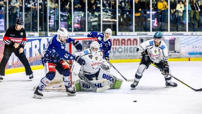 Archivbild: Tobias Neubert
David Elsner (links, Szene aus dem Derby gegen Bayreuth) ist am Freitag in Höchstadt gesperrt, am Sonntag gegen Heilbronn kehrt er ins Team der Blue Devils zurück.