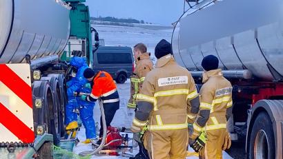 Bild: Ringlstetter/exb
Kräfte der BASF-Werksfeuerwehr bereiten auf dem Hof eines Nabburger Abschleppunternehmens das Umpumpen der Chemikalie vor.