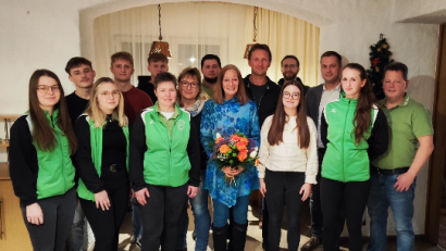 Bild: TSG Aktiv/exb
Die Mitglieder des Vorstands Nina Nürnberger (von links), Hannes Schreyer, Sophia Kneidl, David Krapf, Manuela Kneidl, Jonas Serfling, Petra Serfling, Patrick Serfling, Andrea Pfreundtner, Horst Serfling, Laura Nürnberger, Daniel König, Wolfgang Söllner, Karola Hausmann und Udo Kneidl.