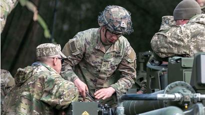 Bild: Sgt. Spencer Rhodes
Ukrainische Soldaten lassen sich in Grafenwöhr ein Waffensystem erklären. Bilder wie dieses aus dem vergangenen Sommer wird es auf dem Übungsplatz auch weiterhin geben.