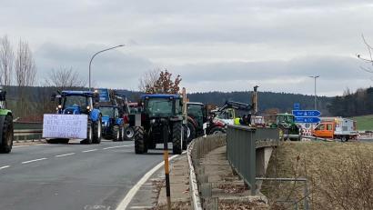 Bild: Claudia Völkl
Im Landkreis Schwandorf werden mehrere Autobahnzufahrten blockiert.