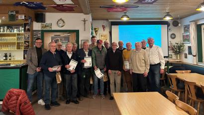 Bild: Sophie Badura/exb
Die DJK ehrte die Gründungsmitglieder (von links): Vorstandsmitglied Stefan Badura, Gustav Peter, Hans Koller, Erich Schaller, Herbert Schmid, Karl Englhard, David Sehr, Ottmar Gurdan, Eugen Wismeth, Georg Schaller, Klaus Kirschner, Rudolf Pirkl, Herbert Goßner und die Vorstände Peter Haller und Georg Paulus.