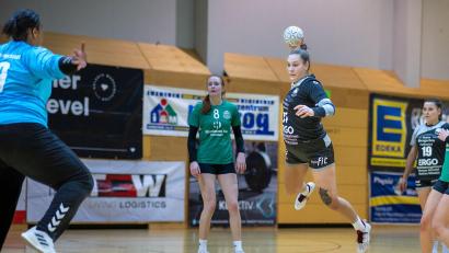 Bild: Günter Uschold
Leonie Betz (am Ball) und die HV-Damen fahren am Samstag zur SG Mintraching/Neutraubling II.
