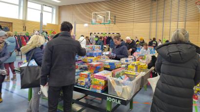 Bild: Thaler/exb
Der Baby- und Kinderkleidung aus zweiter Hand sind gefragt. Die Resonanz auf den Basar in Luhe war groß.