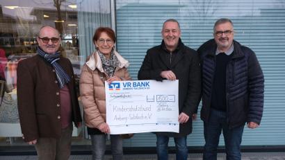 Bild: usc
Über 1.500 Euro vom Lions-Club Amberg-Sulzbach freute sich die Vorsitzende des örtlichen Kinderschutzbunds (KSB), Brigitte Breitfelder (Zweite von links). Den Lions-Spendenscheck übergaben (von links) Hans Fürnkäs, Matthias Hahn und Michael Hemrich.