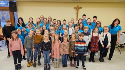 Bild: Annemarie Mösbauer/exb
Die Musikschüler präsentieren ihre Ausbildungserfolge. Im Hintergrund die Jugendblaskapelle (blaues T-Shirt) unter Leitung von Susanne Hutzler (rechts).