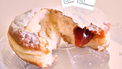 Bildmontage: Peter Ringeisen
Lecker gefüllten Krapfen aus der Weberschen Backstube in Ammerthal gibt es bei der DJDS-Aktion zu kaufen und verzehren.