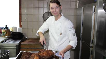 Bild: prh
Felix Deinzer hat ab sofort nicht nur in der Küche des Gasthofs "Zum weißen Rössl" das Sagen. Er hat den gesamten gastronomischen Betrieb von seinen Eltern übernommen.