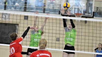 Bild: Hubert Ziegler
Die U16-Volleyballerinnen ermittelten in Amberg ihren Oberpfalzmeister. Dabei setzte sich der VC Schwandorf (rote Trikots) durch, der Gastgeber VC Amberg (grün) wurde Dritter.