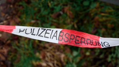 Bild: Daniel Vogl/dpa/Symbolbild
Ein Absperrband der Polizei.