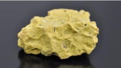 Bild: Kemner, LfU
Das gelbe Mineral wurde 1949 in 2,5 Metern Tiefe inmitten eines Braunkohleflözes der Mathiaszeche gefunden.