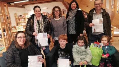 Bild: Stadtbücherei Waldsassen/exb
Die Gewinnerinnen und Gewinner der Schätzaktion zusammen mit dem Team der Stadtbücherei Waldsassen.