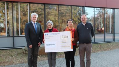 Bild: Martin Putzlocher/exb
Matthias Weiser (von links), Dr. Annemarie Schraml, Stefanie Heinrich und Andreas Sagstetter bei der Spendenübergabe.