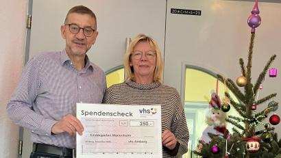 Bild: Reiner Volkert, Stadt Amberg /exb
Kulturamtsleiter Reiner Volkert überreichte den Spendenscheck an die Kindergartenleiterin Anita Rupprecht vom Caritas-Kindergarten Marienheim.