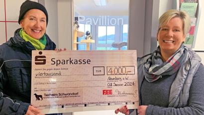 Bild: Marina Pongratz/exb
Marina Pongratz (kaufmännische Verwaltung bei FEE, rechts) übergibt die Spende in Höhe von 4000 Euro an Gabi Hahn, die Vorsitzende des Tierschutzvereins Stadt und Landkreis Schwandorf.