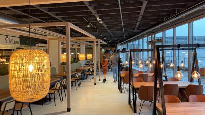 Bild: phs
Warmes Licht trifft auf kühles Industriedesign. Das neue Witt-Betriebsrestaurant "Josefs" mit seinen 250 Plätzen macht auch optisch einen schmackhaften Eindruck.