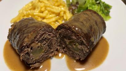 Bild: Michael Schiffer
Zu den Wild-Rouladen schmecken Spätzle und Salat.