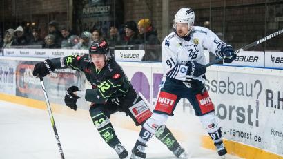 Bild: Andreas Klupp
Die Blue Devils Weiden (rechts Dennis Thielsch) gewannen am Freitag bei den Höchstadt Alligators (links Pavel Adveev) mit 3:1.