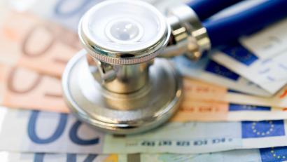 Symbolbild: Franziska Gabbert/dpa
Gesetzliche und private Krankenkassen haben ihre Beiträge angehoben. Ist der Wechsel der Kasse eine Lösung?