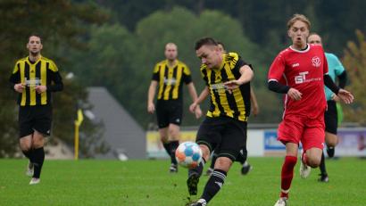 Bild: ham
Johannes Hösl (am Ball) stürmt nächste Saison für den SV Schwarzhofen.