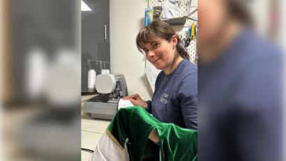 Bild: Stejskal/exb
Schneiderin Alexandra Stejskal aus Marktredwitz bei der Arbeit für die Neustädter Garde. Die neuen Kostüme stammen aus ihrer Nadel.