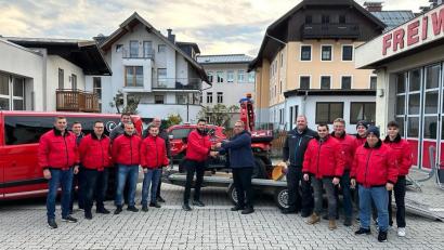 Bild: Feuerwehr Teunz/exb
Eine Abordnung der Feuerwehr Teunz nimmt in Zell am See das neue Einsatzfahrzeug, ein gebrauchtes, aber völlig intaktes Quad, in Empfang. Das "Geschäft" besiegeln Kommandant Andreas Brandstätter und Peter Onz (Bildmitte).