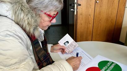 Bild: Gabi Schönberger
"Fahrschein statt Führerschein": Karin Wilck gibt freiwillig ihren Führerschein bei der Stadt Weiden ab. Dafür erhält sie ein kostenfreies Jahresticket für den Stadtbus.