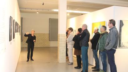 Bild: pi
Hannah Bischof (links) hat aufmerksame Zuhörer bei der Präsentation ihrer Ausstellung.